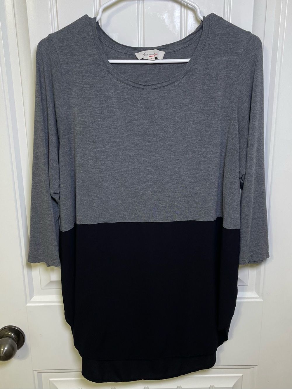 Two by Vince Camuto Gray and Black Colorblock 3/4 Sleeve Lightweight Top